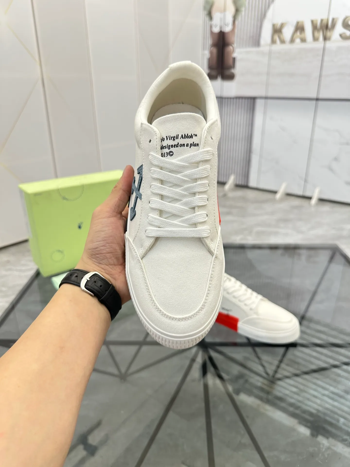 Selling men's shoes 💰: 💰P440¥ Product trademark: OFF WHITE *"OFF WHITE*" low-top casual shoes Regular size: 35-45 (can be customized to 46) Couple style Product materials: original material from the upper counter, breathable lining, original outsole. No.: H203